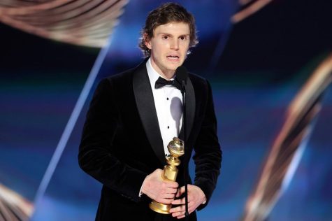 Evan Peters gives a speech after receiving the award for the best Male Actor in a TV Series – Jeffery Dahmer. Photo courtesy of NBC News. 